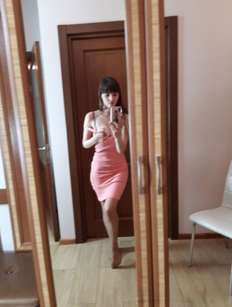 Sexy amateur babe takes selfies while flaunting her curvy ass in stockings