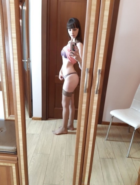 Sexy amateur babe takes selfies while flaunting her curvy ass in stockings