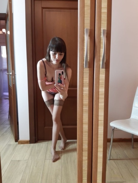 Sexy amateur babe takes selfies while flaunting her curvy ass in stockings