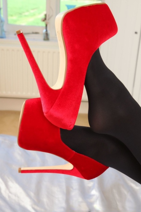 Porn Pics performed by Naomi K XXX Images