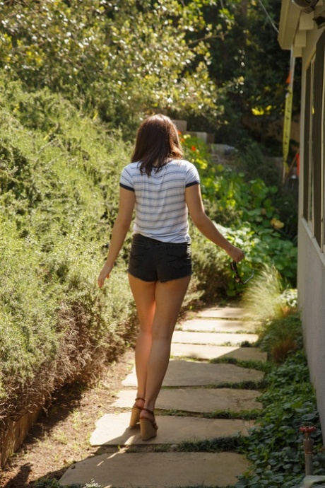 Teen Kylie Quinn shows her tight booty while posing in tiny shorts in public