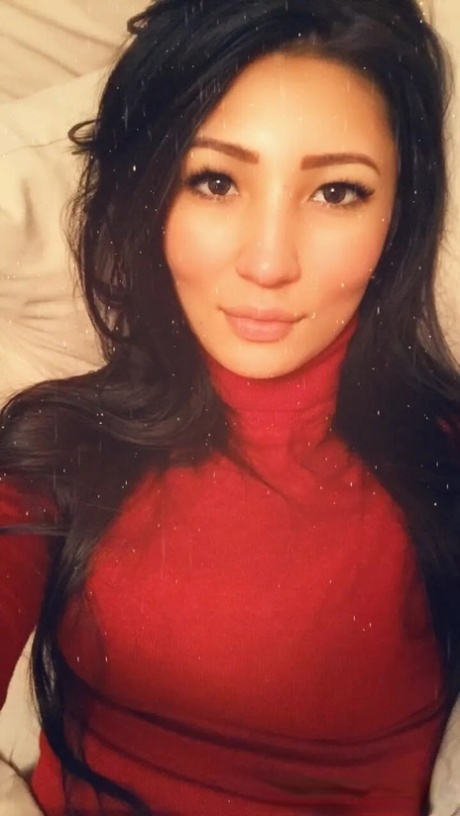 Tattooed amateur shows off her big ass & her small tits while taking nudes