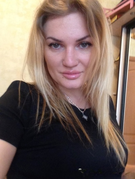 Blonde amateur shows off her juicy breasts & pussy while taking nude selfies