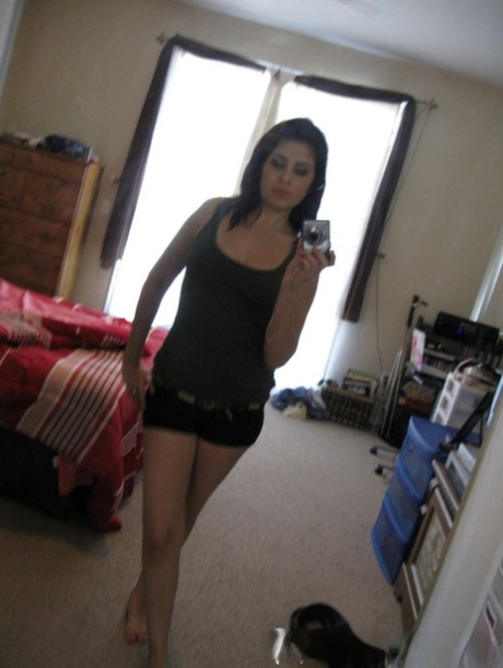 Amateur honey lifts up her shirt and rolls down her shorts to show her body