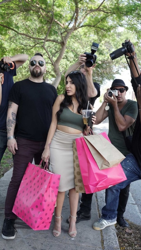 Hot celeb Lela Star flashes great big tits for the paparazzi while shopping