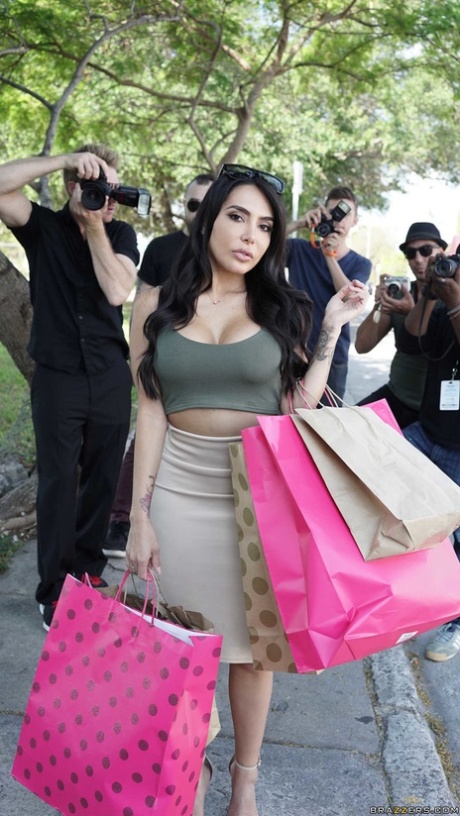 Hot celeb Lela Star flashes great big tits for the paparazzi while shopping