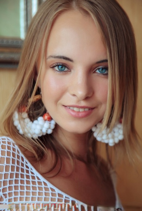 Glamorous young beauty Rachel Blau loves spreading her shaved vagina