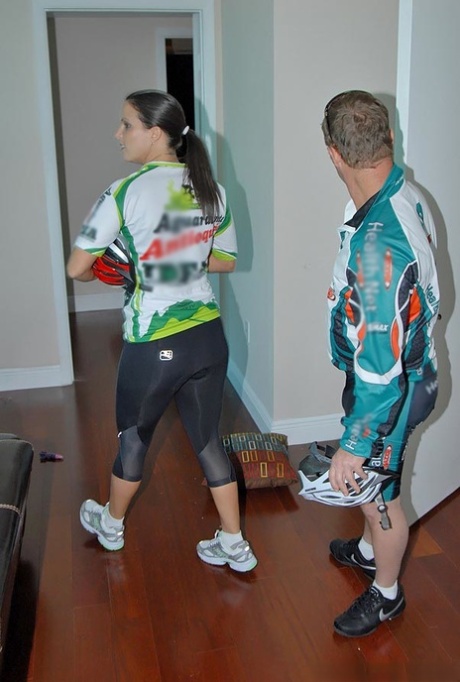 Alluring cyclist mature woman hooked up during outdoor ride and fucked